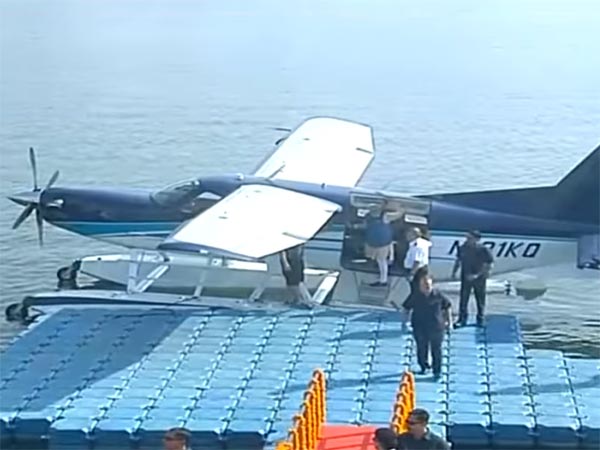 போலீஸ் தடையையும் மீறி கடல் விமானத்தில் பறந்த மோடி..!!