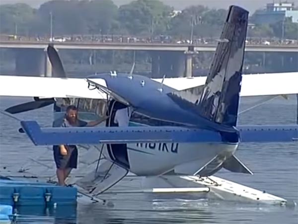 போலீஸ் தடையையும் மீறி கடல் விமானத்தில் பறந்த மோடி..!!