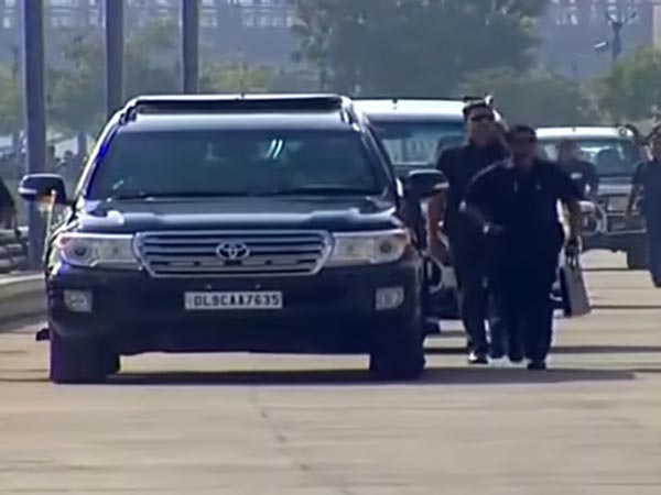 போலீஸ் தடையையும் மீறி கடல் விமானத்தில் பறந்த மோடி..!!