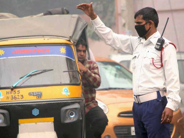 12 வயது சிறுவனுடன் காரை டோயிங் வேனில் இழுத்து சென்ற போலீசார்..!!