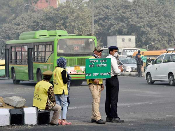 12 வயது சிறுவனுடன் காரை டோயிங் வேனில் இழுத்து சென்ற போலீசார்..!!