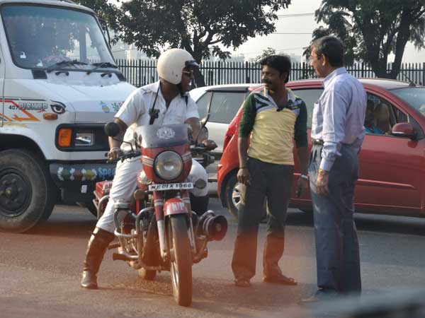 12 வயது சிறுவனுடன் காரை டோயிங் வேனில் இழுத்து சென்ற போலீசார்..!!