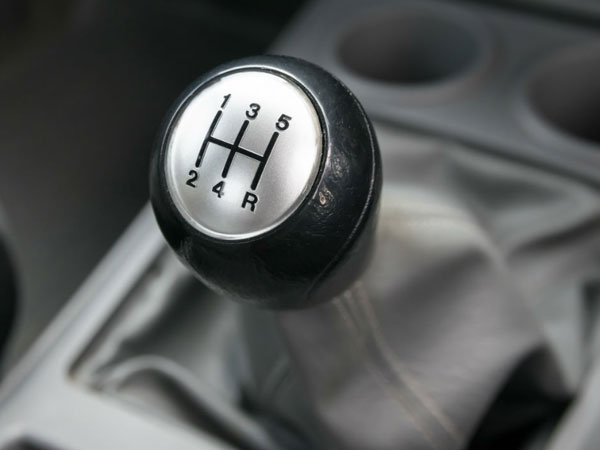 காரை பார்க்கிங் செய்யும்போது எந்த கியரில் நிறுத்துவது உத்தமம்?