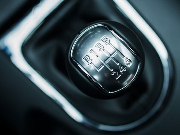 காரை பார்க்கிங் செய்யும்போது எந்த கியரில் நிறுத்துவது உத்தமம்?