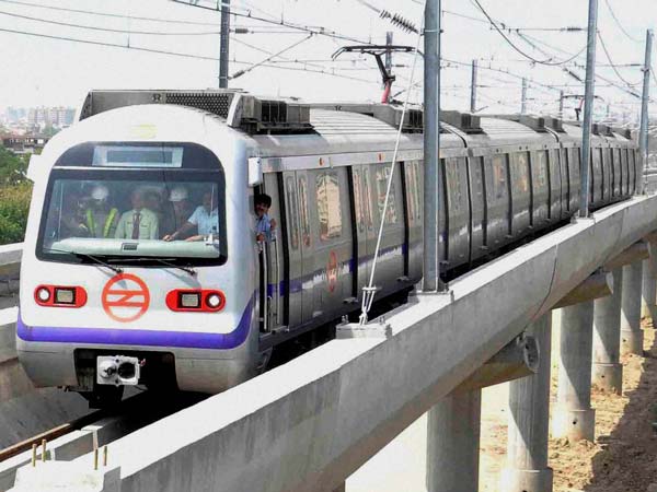 டெல்லியில், ஓட்டுனர் இல்லா மெட்ரோ ரயில் சுவரில் மோதி விபத்து! டெல்லியில், ஓட்டுனர் இல்லா மெட்ரோ ரயில் சுவரில் மோதி விபத்து!