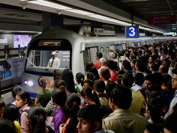 டெல்லியில், ஓட்டுனர் இல்லா மெட்ரோ ரயில் சுவரில் மோதி விபத்து! டெல்லியில், ஓட்டுனர் இல்லா மெட்ரோ ரயில் சுவரில் மோதி விபத்து!