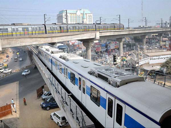 டெல்லியில், ஓட்டுனர் இல்லா மெட்ரோ ரயில் சுவரில் மோதி விபத்து! டெல்லியில், ஓட்டுனர் இல்லா மெட்ரோ ரயில் சுவரில் மோதி விபத்து!