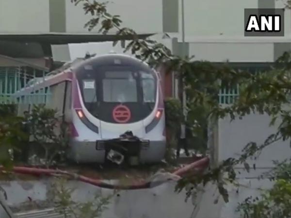 டெல்லியில், ஓட்டுனர் இல்லா மெட்ரோ ரயில் சுவரில் மோதி விபத்து! டெல்லியில், ஓட்டுனர் இல்லா மெட்ரோ ரயில் சுவரில் மோதி விபத்து!