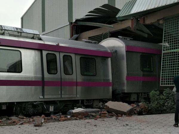 டெல்லியில், ஓட்டுனர் இல்லா மெட்ரோ ரயில் சுவரில் மோதி விபத்து! டெல்லியில், ஓட்டுனர் இல்லா மெட்ரோ ரயில் சுவரில் மோதி விபத்து!