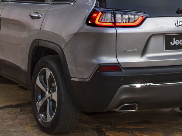 டெட்ராய்டு கண்காட்சியில் வெளியான ஜீப் செரோக்கி எஸ்யூவி கார்..!!