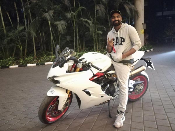 டுகாட்டி சூப்பர்பைக்கை வாங்கிய இந்தியாவின் பிரபல நடன இயக்குநர்..!!