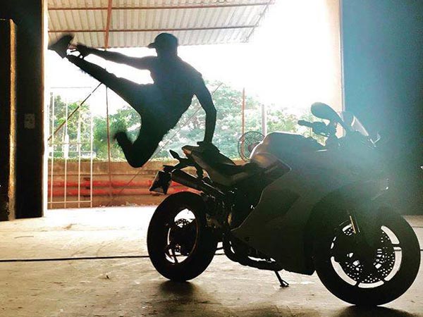 டுகாட்டி சூப்பர்பைக்கை வாங்கிய இந்தியாவின் பிரபல நடன இயக்குநர்..!!