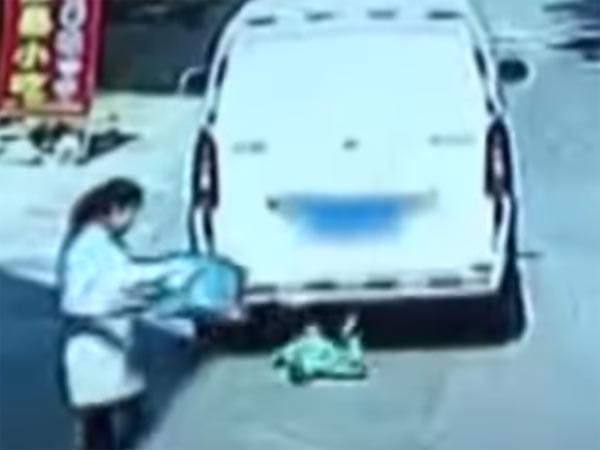 தாயை பின்தொடர்ந்த குழந்தை மீது மோதியக்கார்... வீடியோ..!!