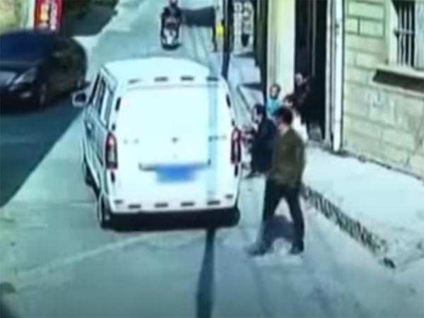 தாயை பின்தொடர்ந்த குழந்தை மீது மோதியக்கார்... வீடியோ..!!