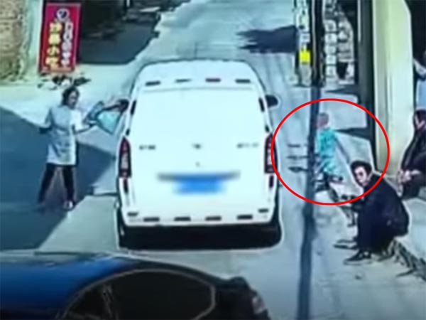 தாயை பின்தொடர்ந்த குழந்தை மீது மோதியக்கார்... வீடியோ..!!