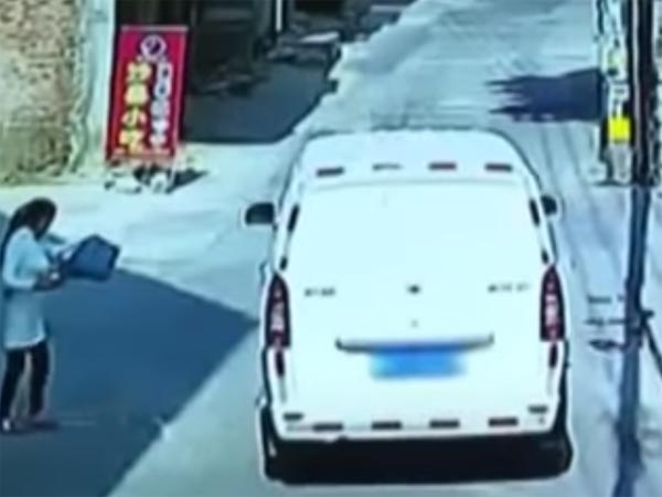 தாயை பின்தொடர்ந்த குழந்தை மீது மோதியக்கார்... வீடியோ..!!