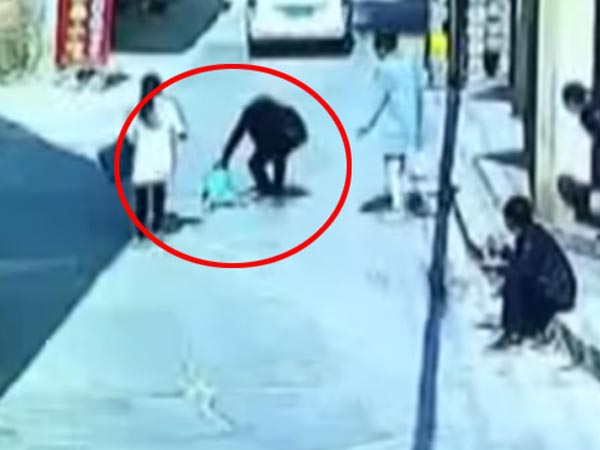 தாயை பின்தொடர்ந்த குழந்தை மீது மோதியக்கார்... வீடியோ..!!