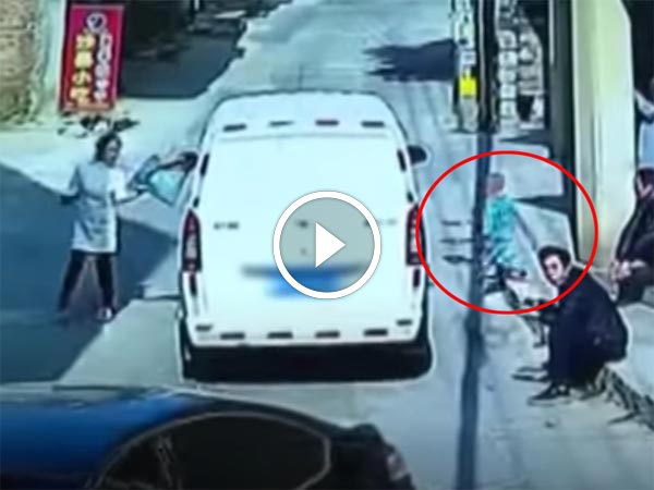 தாயை பின்தொடர்ந்த குழந்தை மீது மோதியக்கார்... வீடியோ..!!