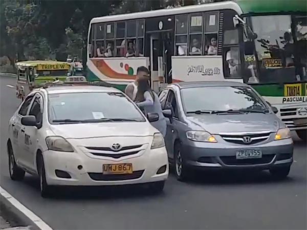 ஆத்திரத்தில் டாக்ஸி டிரைவரை சாலையில் சல்லடையாக்கிய இளம்பெண்