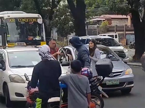 ஆத்திரத்தில் டாக்ஸி டிரைவரை சாலையில் சல்லடையாக்கிய இளம்பெண்