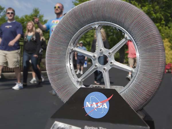 காற்றில்லாமல் இயங்கும் நாசாவின் புதுமையான டயர்..!!