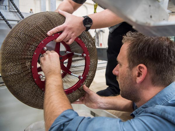 காற்றில்லாமல் இயங்கும் நாசாவின் புதுமையான டயர்..!!