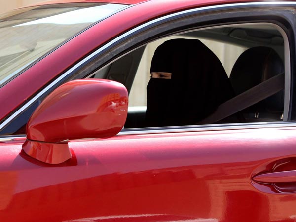 பெண்கள் வாகனம் ஓட்டுவதில் சவூதி அரேபிய அரசு புதிய உத்தரவு