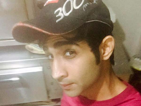 டிரெய்லர் லாரி அடியில் சிக்கி இளம் விமானி உயிரழப்பு..!!உயிர் வி