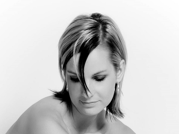 உதவிக்கு வராத போலீசால் சாலையில் உயிரைவிட்ட இளம்பெண்..!!