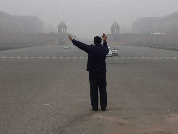 உதவிக்கு வராத போலீசால் சாலையில் உயிரைவிட்ட இளம்பெண்..!!