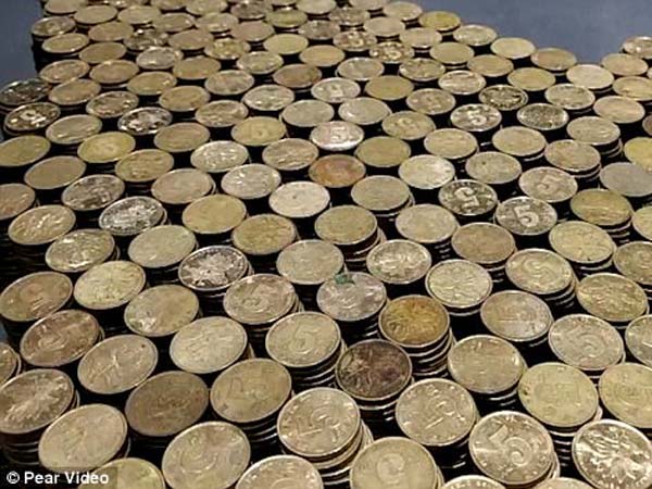 சில்லறை காசுகளில் பிஎம்டபுள்யூ காரை வாங்கிய வாடிக்கையாளர்..!!