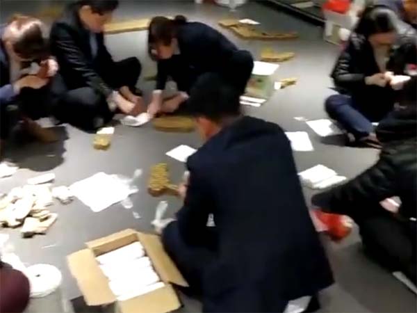 சில்லறை காசுகளில் பிஎம்டபுள்யூ காரை வாங்கிய வாடிக்கையாளர்..!!