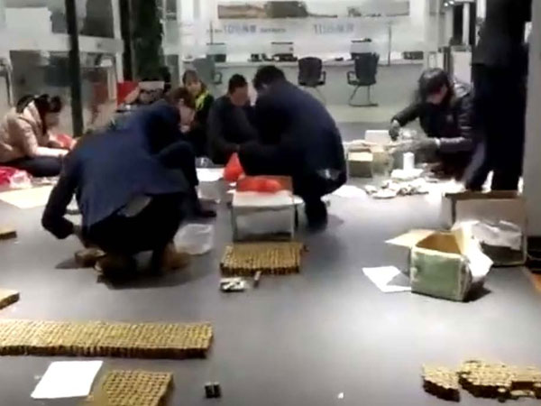 சில்லறை காசுகளில் பிஎம்டபுள்யூ காரை வாங்கிய வாடிக்கையாளர்..!!