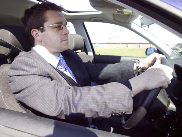 கார் ஓட்டும்போது கூலிங் க்ளாஸ் அணிவது நல்லதா, கெட்டதா? கார் ஓட்டும்போது கூலிங் க்ளாஸ் அணிவது நல்லதா, கெட்டதா?