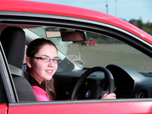 கார் ஓட்டும்போது கூலிங் க்ளாஸ் அணிவது நல்லதா, கெட்டதா? கார் ஓட்டும்போது கூலிங் க்ளாஸ் அணிவது நல்லதா, கெட்டதா?