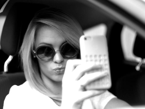 கார் ஓட்டும்போது கூலிங் க்ளாஸ் அணிவது நல்லதா, கெட்டதா? கார் ஓட்டும்போது கூலிங் க்ளாஸ் அணிவது நல்லதா, கெட்டதா?