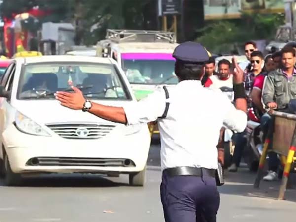 வாகன ஓட்டிகள் புகழும் ’மைக்கேல் ஜாக்ஸன்’ காவலர்..!!