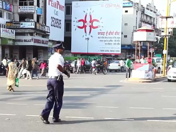 வாகன ஓட்டிகள் புகழும் ’மைக்கேல் ஜாக்ஸன்’ காவலர்..!!