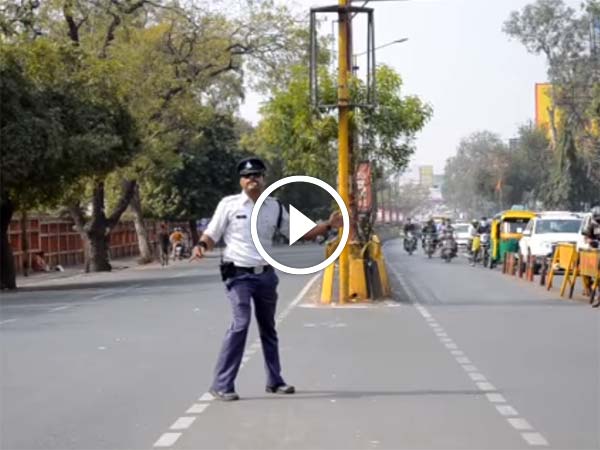 வாகன ஓட்டிகள் புகழும் ’மைக்கேல் ஜாக்ஸன்’ காவலர்..!!