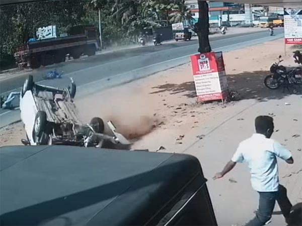 அதிவேகமாக வந்த காரால் தூக்கி எறியப்பட்ட பைக் ரைடர்கள்..!!