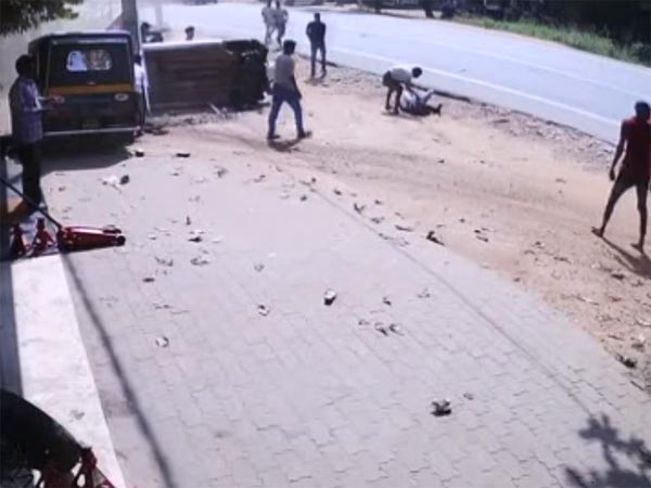 அதிவேகமாக வந்த காரால் தூக்கி எறியப்பட்ட பைக் ரைடர்கள்..!!