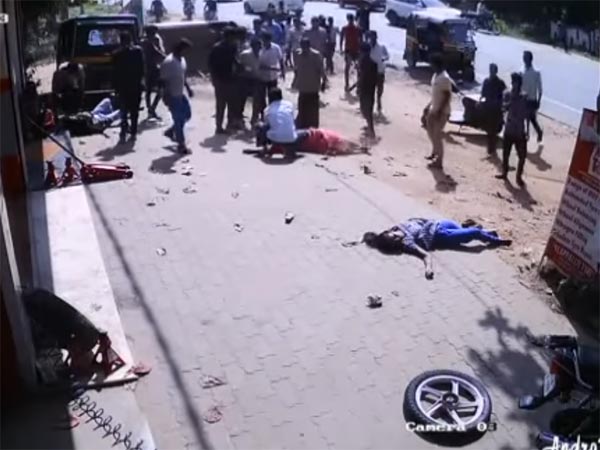 அதிவேகமாக வந்த காரால் தூக்கி எறியப்பட்ட பைக் ரைடர்கள்..!!