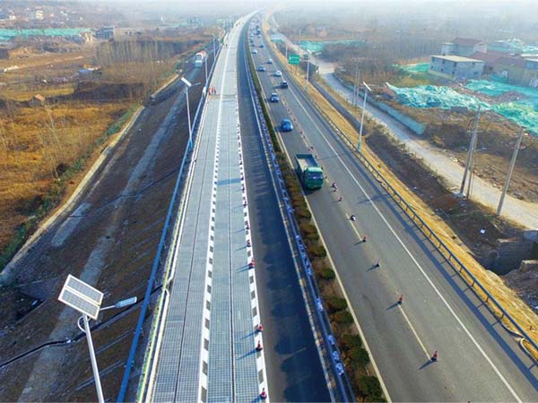 மின்சார வாகனங்களுக்கு வயர்லெஸ் முறையில் சார்ஜ் செய்யும் சாலை!