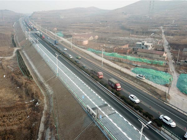 மின்சார வாகனங்களுக்கு வயர்லெஸ் முறையில் சார்ஜ் செய்யும் சாலை!