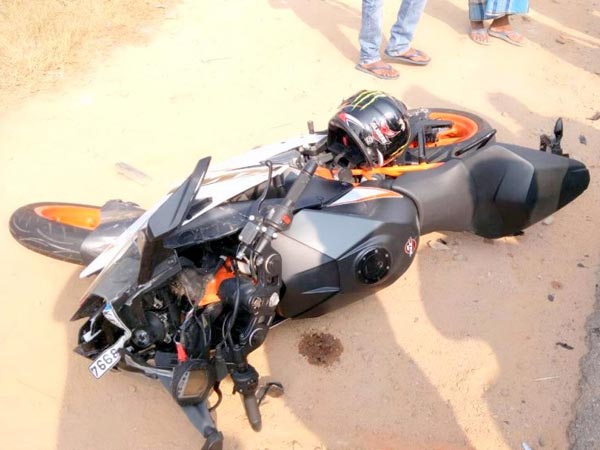 விலை உயர்ந்த பைக்குகளில் வந்த இளைஞர்கள் மீது கொடூர தாக்குதல்!