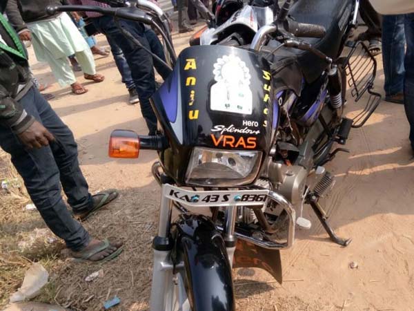 விலை உயர்ந்த பைக்குகளில் வந்த இளைஞர்கள் மீது கொடூர தாக்குதல்!