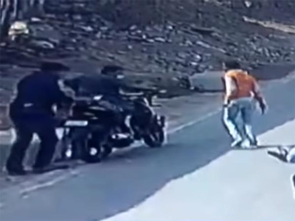 கத்திமுனையில் பறித்து செல்லப்பட்ட பஜாஜ் டோமினார்பைக்..!!