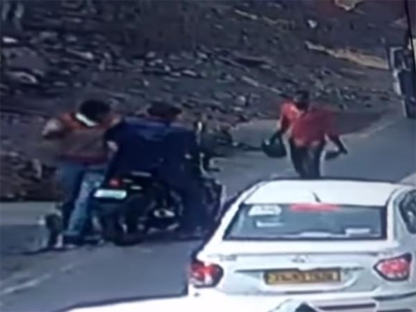 கத்திமுனையில் பறித்து செல்லப்பட்ட பஜாஜ் டோமினார்பைக்..!!