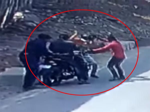 கத்திமுனையில் பறித்து செல்லப்பட்ட பஜாஜ் டோமினார்பைக்..!!