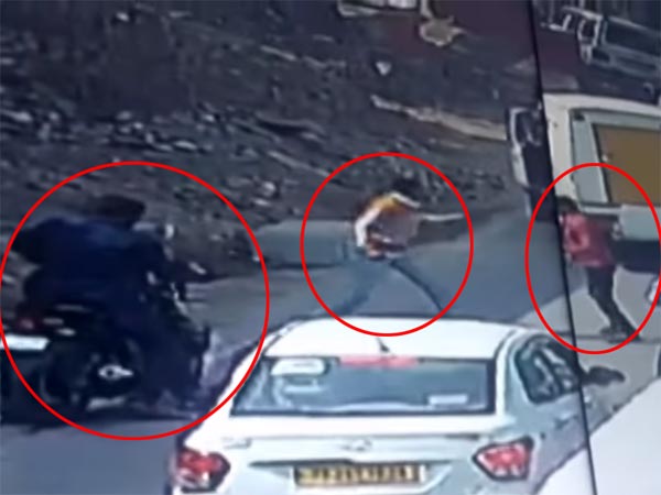 கத்திமுனையில் பறித்து செல்லப்பட்ட பஜாஜ் டோமினார்பைக்..!!